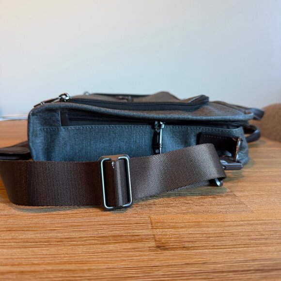 Tumi Alpha 2 Slim Deluxe Portfolio (Great Condition!!) - Picture 7 of 8